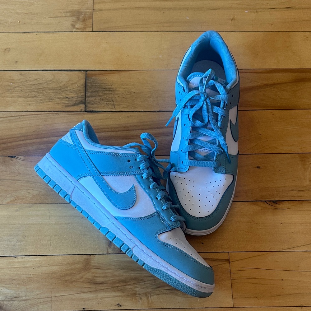 Nike Low-Top Sneakers in Turquoise Blue & White